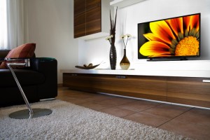 40L24XX_Lifestyle_livingroom_screen